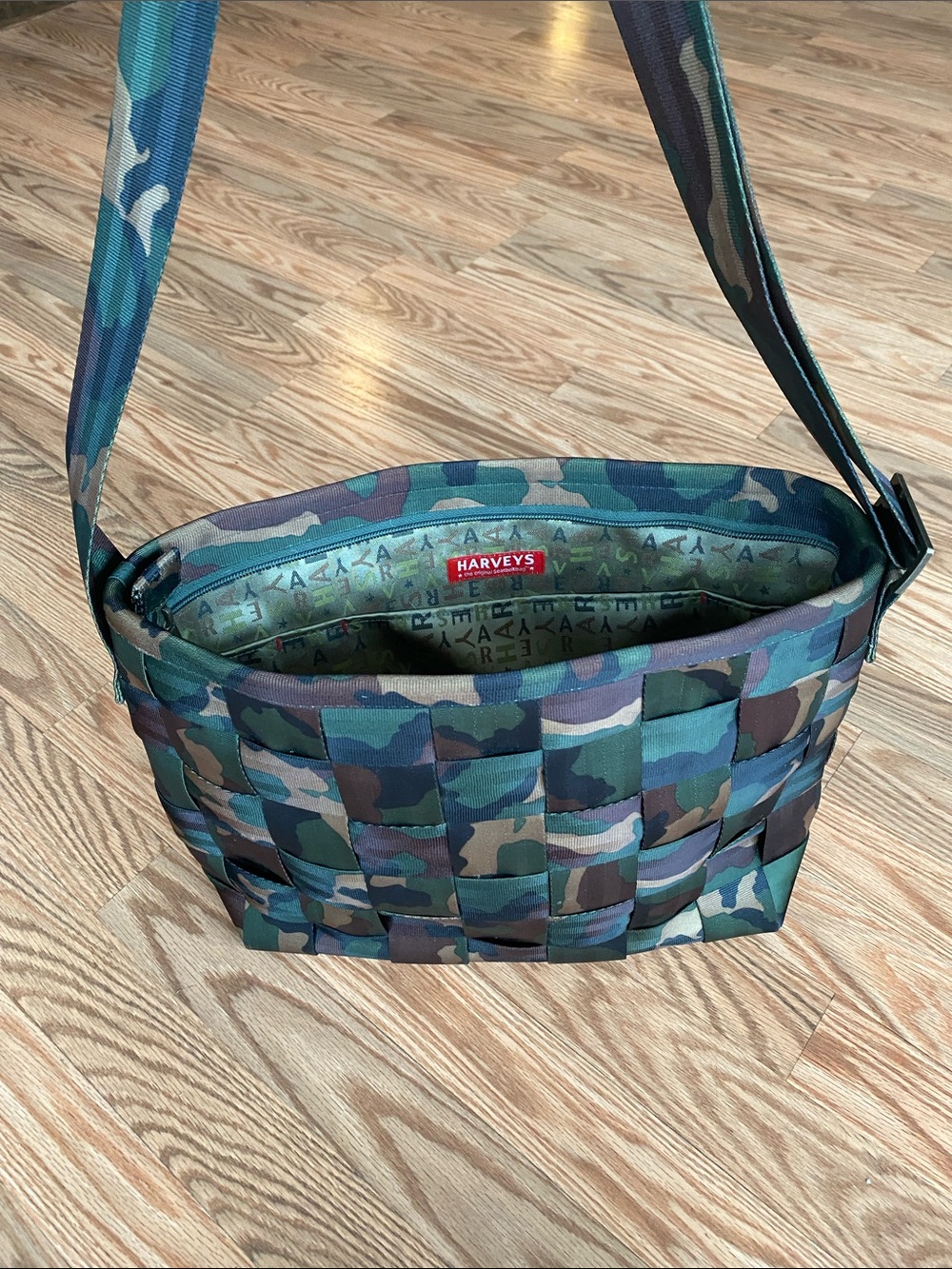 Harveys Green Camo Woven the Original Seatbelt Crossbody Bag Like New Luxury